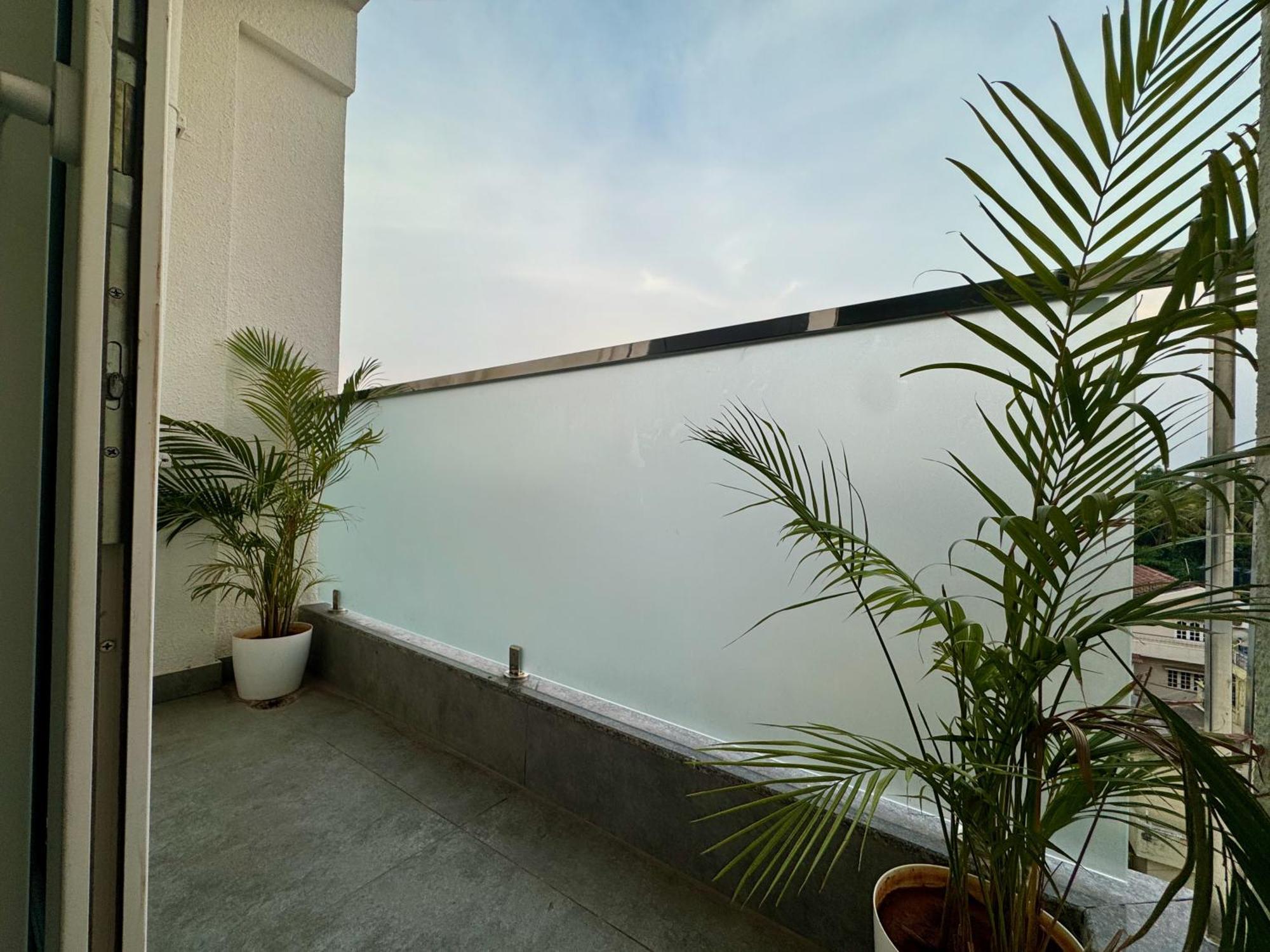 Truelife Whitefield - Premium 1 Bhk - Prime Location - Easy Access To Main Rd - Metro - Itpl - Fast Wifi - Kitchen - Smart Tv - Power Backup - Park - Garden Views